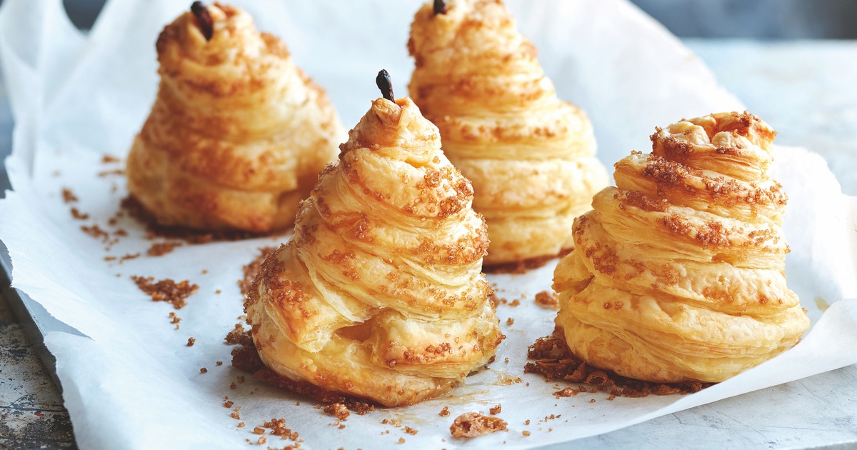 Vegan Puffed Pears With Chocolate Sauce